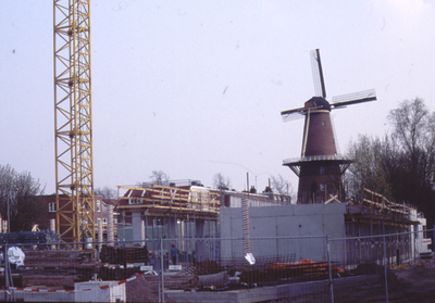 880122 Gezicht op de bouw van het woonwinkelcomplex 'de Boventuinen' op het terrein op de hoek van de Draaiweg en de ...